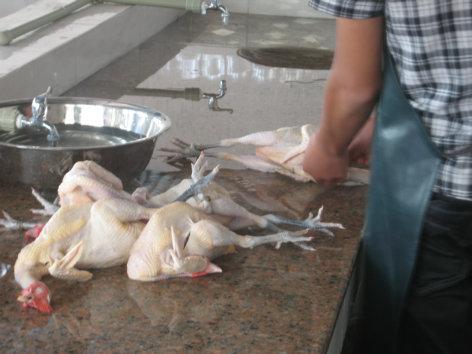 家禽屠宰加工环节中的疫病传播风险与防控策略